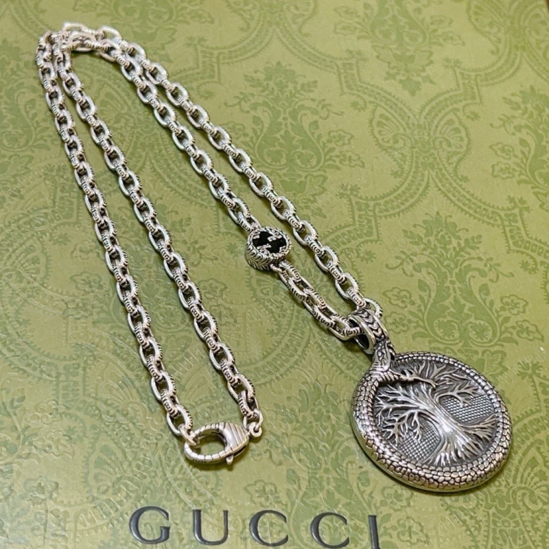 G*u*i necklaces